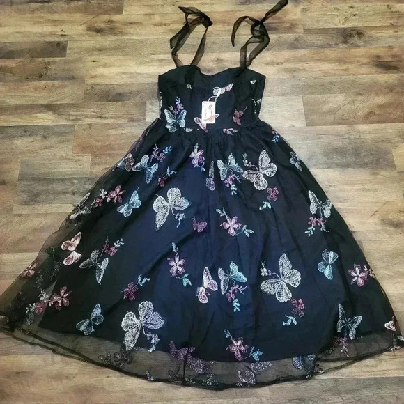 NWT Butterfly Embroidered Floral Tulle Dress Size Medium - Picture 12 of 13